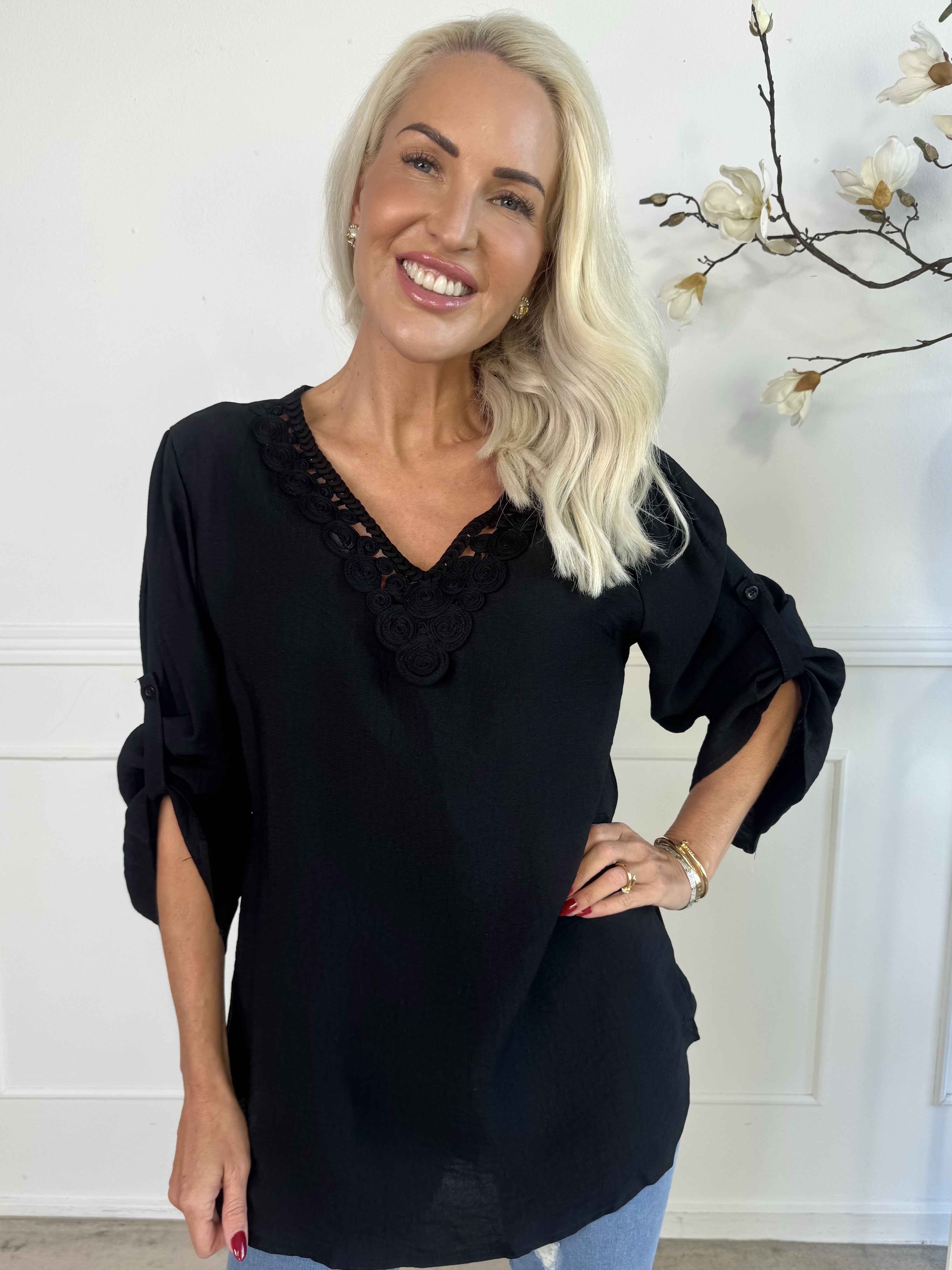 Gina - Bomullsblus med detaljerad v-ringning